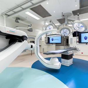 A large robitic imaging maching surrounds an operating table